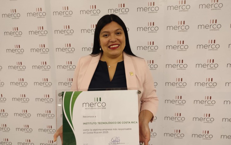 Persona sostiene un título como reconocimiento