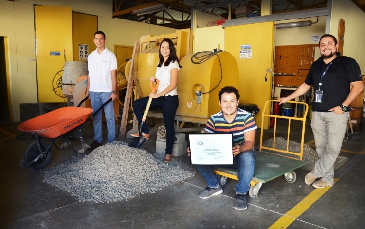 Los estudiantes Víctor Quirós, Paula Román, Kenneth Golfín y el profesor Rommel Cuevas viajaron a Filadelfia, Estados Unidos para representar al TEC y a Costa Rica en la competencia internacional. (Foto: Ruth Garita/OCM)