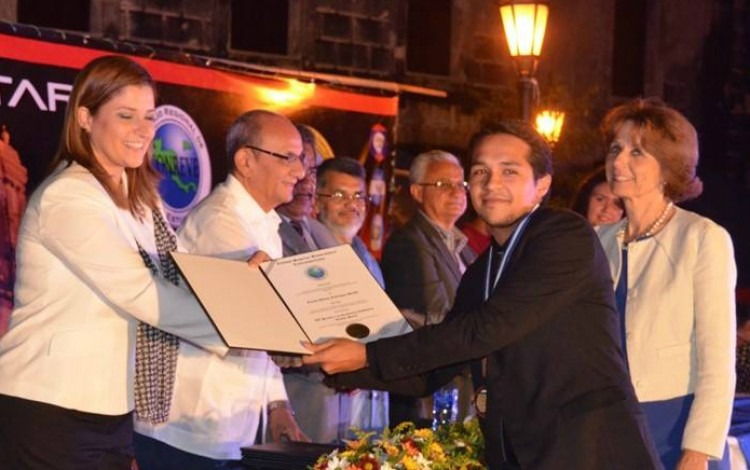 Carlos Rodríguez, estudiante de Ingeniería Electrónica, al momento de recibir el premio Rubén Darío, del CSUCA.