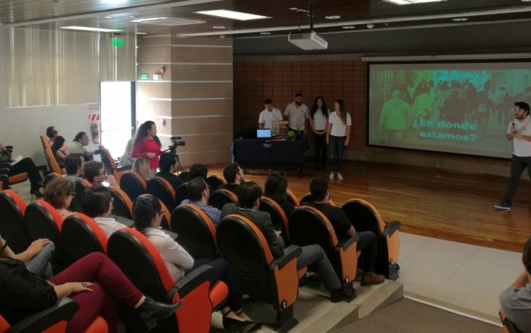 estudiantes_presentando_el_proyecto_