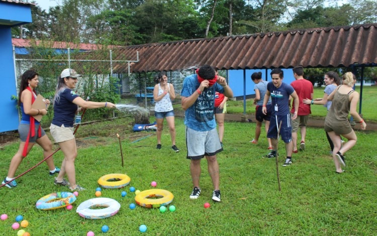 jovenes_jugando_en_zona_verde_del_tec_de_san_carlos_