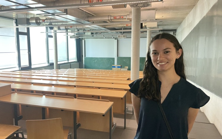 Imagen de una estudiante posando para la fotografía.