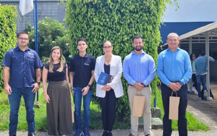 Imagen de varias personas posando para la fotografía.