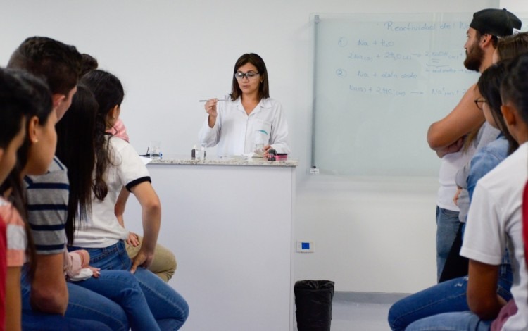 Profesora de química enseña a estudiantes PAR reacciones químicas 