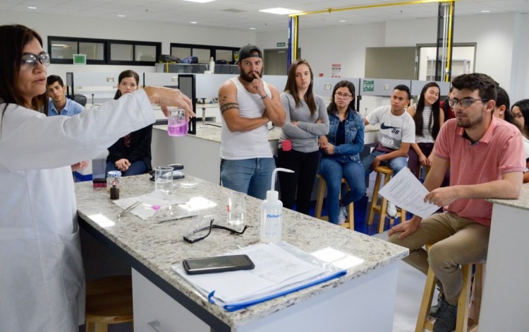 Estudiantes del PAR visitan el laboratorio de química.