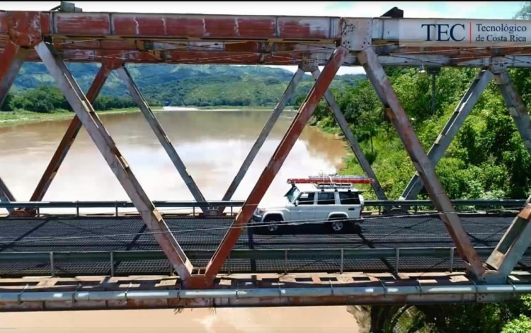 carro pasando por un puente 