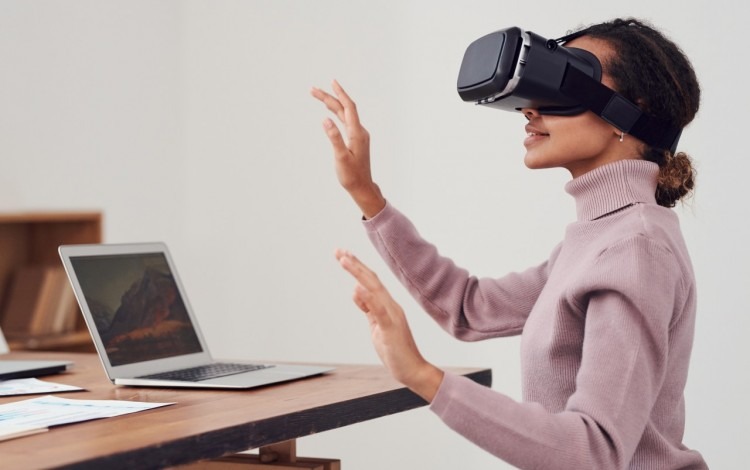persona en oficina utilzando lentes de realidad virtual
