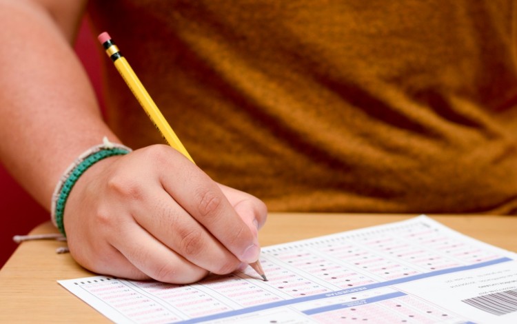 imagen de un estudiante realizando un examen .