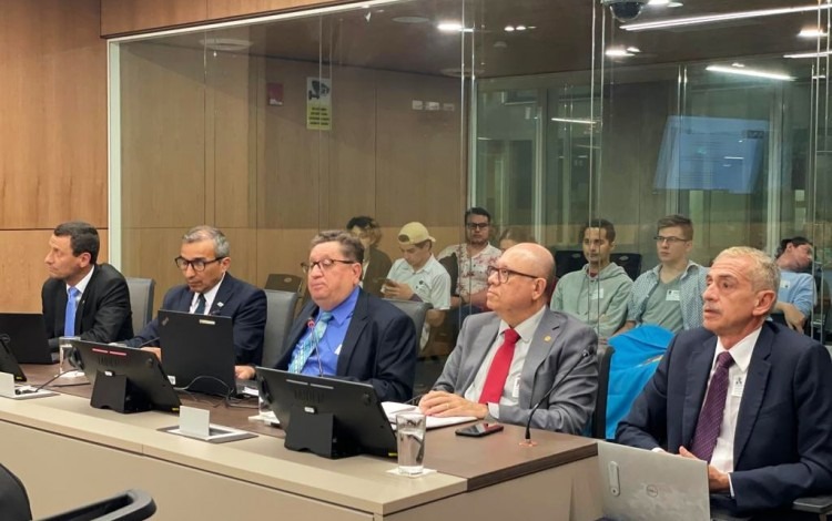 Los rectores en una mesa, en la Asamblea Legislativa.