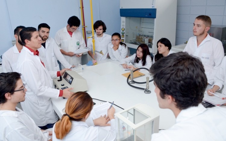Imagen de varios estudiantes con el profesor en el laboratorio.