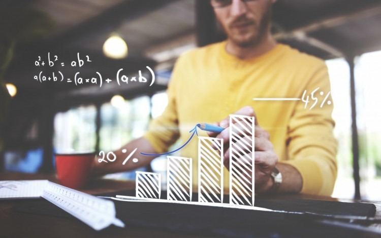 Primer plano de hombre escribiendo flecha hasta aumento gráfico