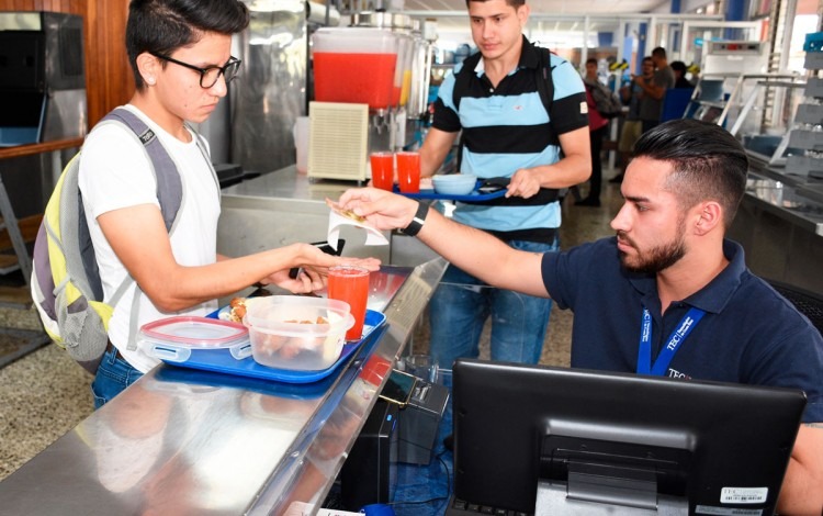 cajero cobrando dinero de alimentos en restaurante institucional 