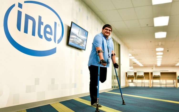 Un joven frente al rótulo de Intel.