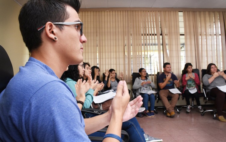 jovenes en clase de lesco