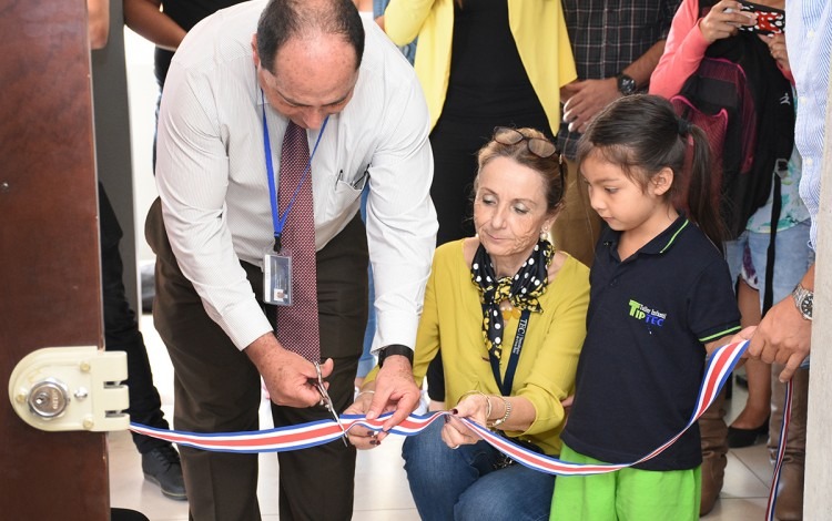 La niña Bianca Solano del Taller Infantil participa del corte de cinta en la inauguración de la Sala de Lactancia. Junto a ella, los vicerrectores Claudia Madrizova (Vida Estudiantil) y Humberto Villalta (Administración). Foto: Ruth Garita / OCM.