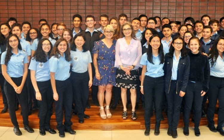 Sandra Cauffman posa junto a los estudiantes del Colegio Científico.