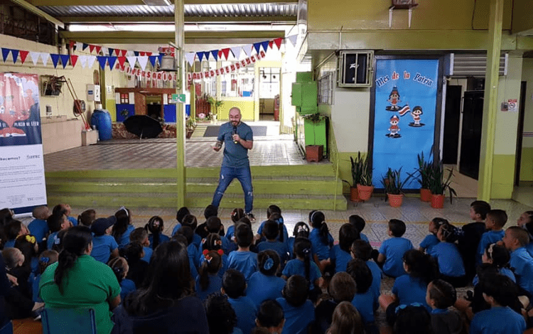 persona-hablando-frente-a-un-grupo-de-niños-