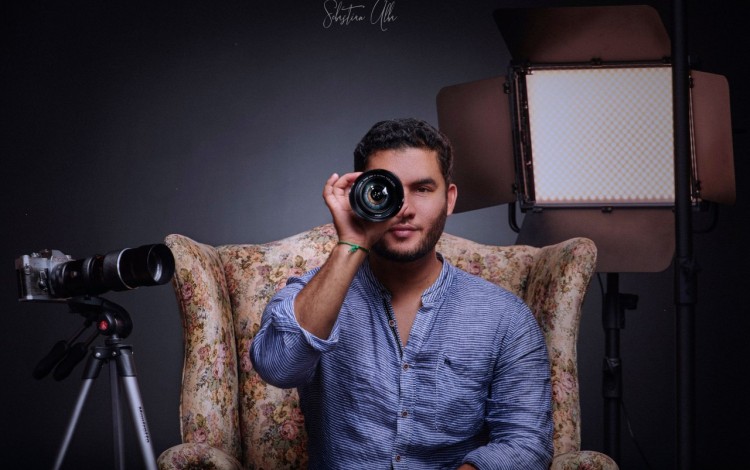 Imagen de un hombre con un lente de una cámara en su rostro