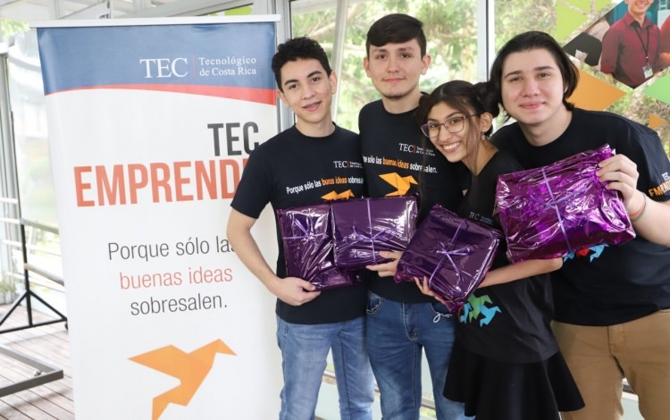 Estudiantes posando con regalos por obtener el segundo lugar de la competición.