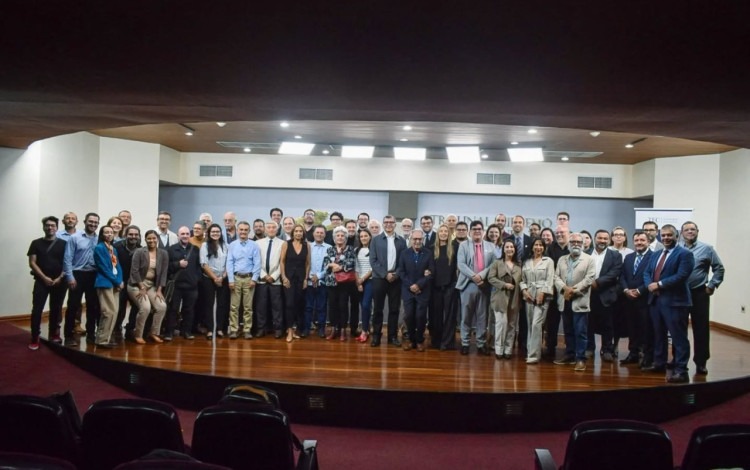 Participantes al acto protocolario en el TSE posan para la fotografía oficial