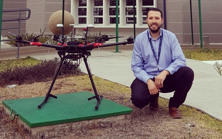 persona junto a un dron