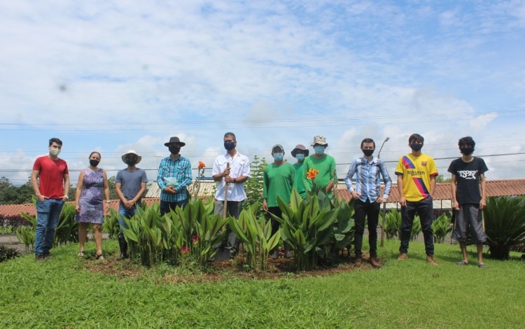 GRUPO DE JOVENES FRENTE A PLANTA