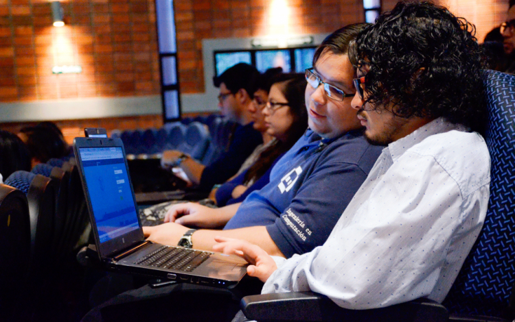 estudiantes en centro de las artes 