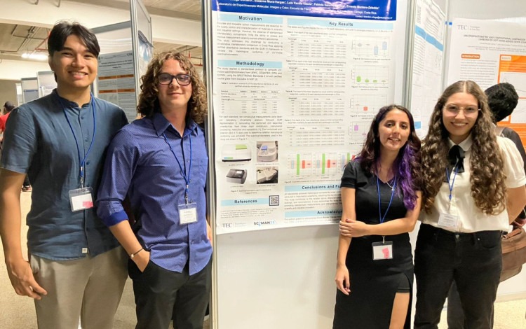 Imagen de 4 estudiantes exponiendo