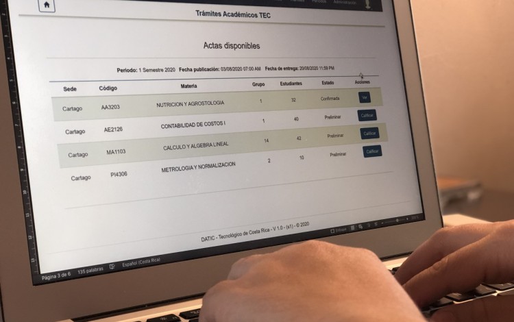 mano en computadora con sistema de actas