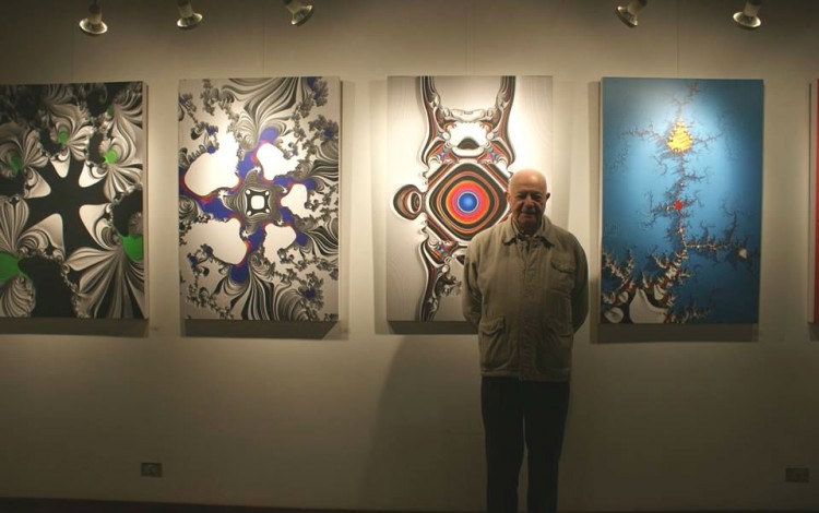 Osvaldo Skliar posa junto a sus obras.