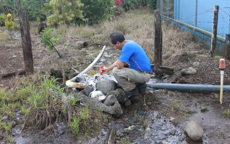 Imagen de un hombre  realizando unas mediciones en el agua.