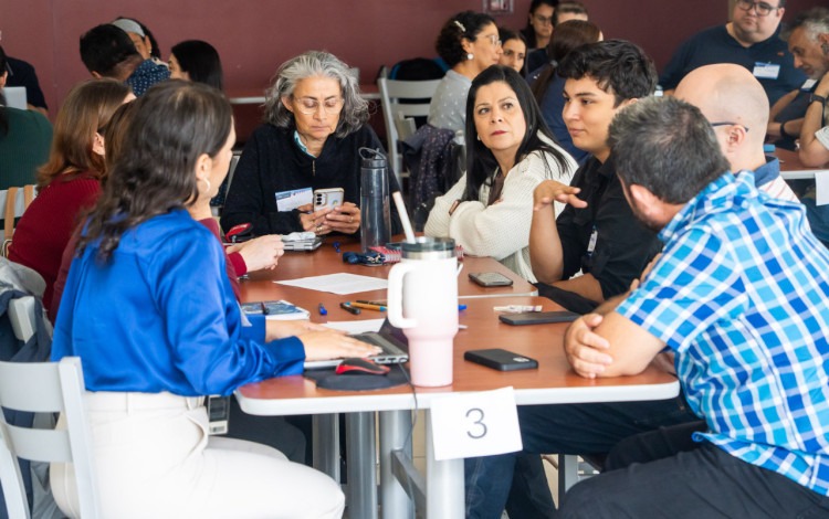 personal conversando en una mesa