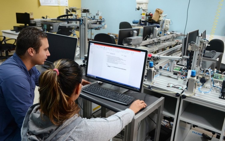 personas en laboratorio