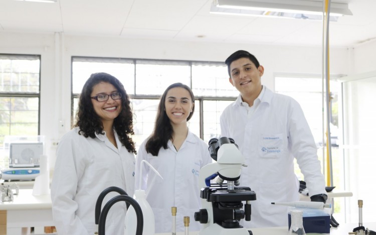 imagen de tres estudiantes emprendedores en biotecnología.