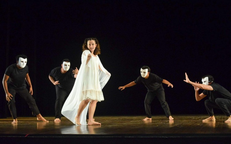 La fotografía muestra una de las presentaciones de Teatro