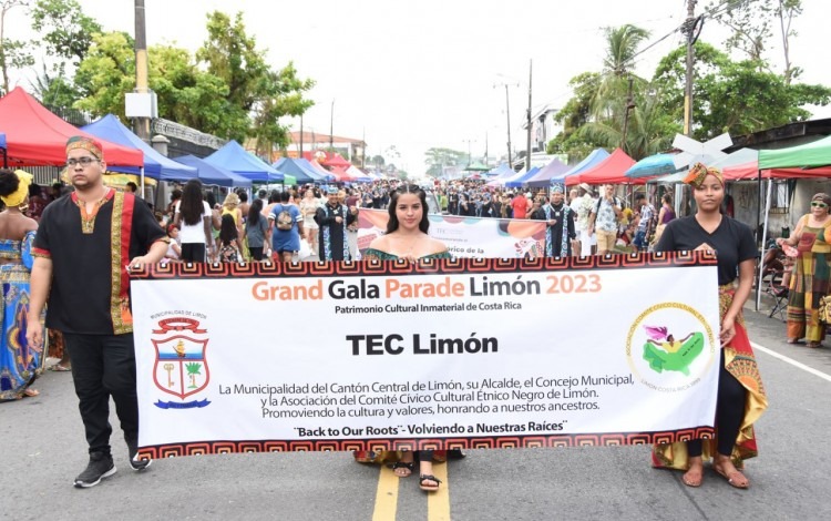 Delegación representante del TEC en el Grand Gala Parade 2023