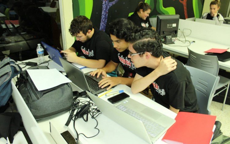 jovenenes trabajando en computadora