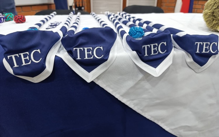 pañoletas de Scouts con el logo del del TEC