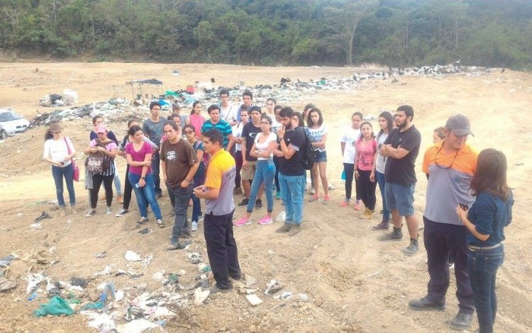 Imagen de varios estudiantes en un relleno sanitario