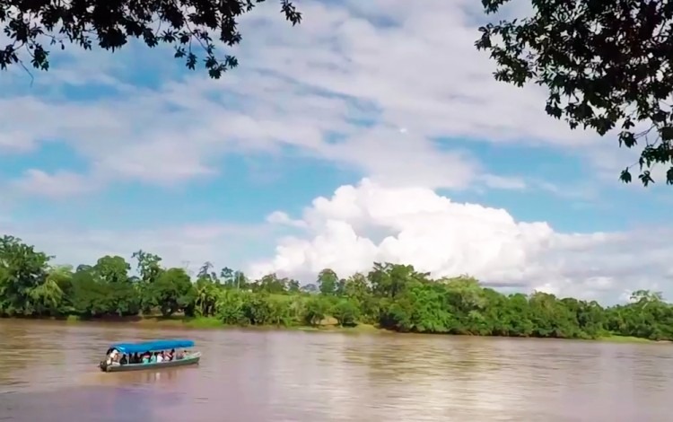 bote en río 