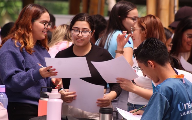 Jóvenes trabajando en equipo