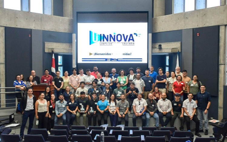 Estudiantes participantes posan para la fotografía