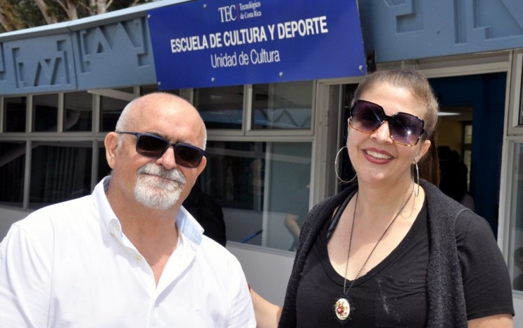 Los dos especialistas en voluntariado saludan frente al área de Cultura.