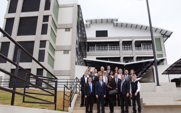 Grupo de personas posando para la fotografía. Están ubicados al frente del nuevo edificio de la Escuela de Química.