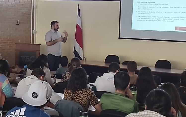 Imagen de un profesor extranjero dando una charla a los estudiantes del TEC
