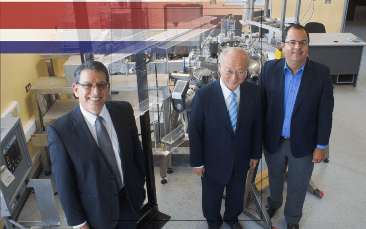 Amano junto a exrector e Iván Vargas en laboratorio de plasma