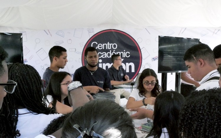 Estudiantes en el Centro Académico.