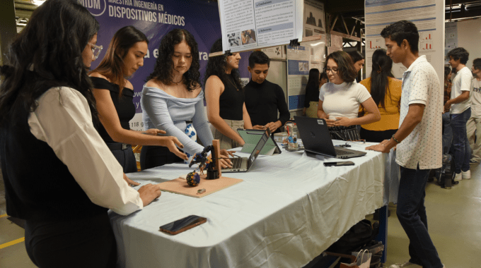 Imagen de varias estudiantes con sus respectivos proyectos en la feria de la Escuela de Ciencia e Ingeniería de los materiales