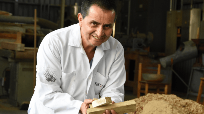 Imagen de una persona con unos tucos de madera en la mano.
