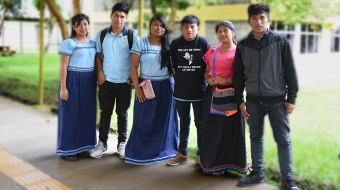 Estudiantes indígenas.